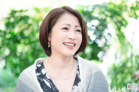 友田真希69ⅩⅩ：震撼全网的性感写真，展现前所未有的魅力与风情，引发粉丝热烈讨论！