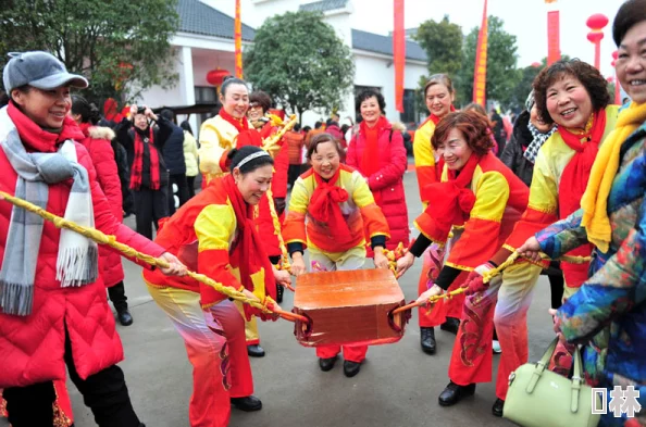 人人人人看春节期间各地举办丰富多彩的民俗活动吸引游客纷纷前来体验传统文化魅力