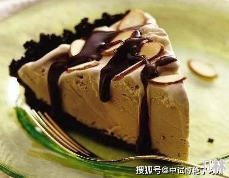 巧克力棒穿进甜甜圈视频这款甜点在社交媒体上引发热潮，网友纷纷分享自己的创意版本
