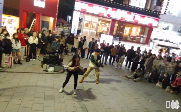 真人实拍高清wwwwww原标题《街头艺人精彩表演》游客赞叹不已画质清晰引围观